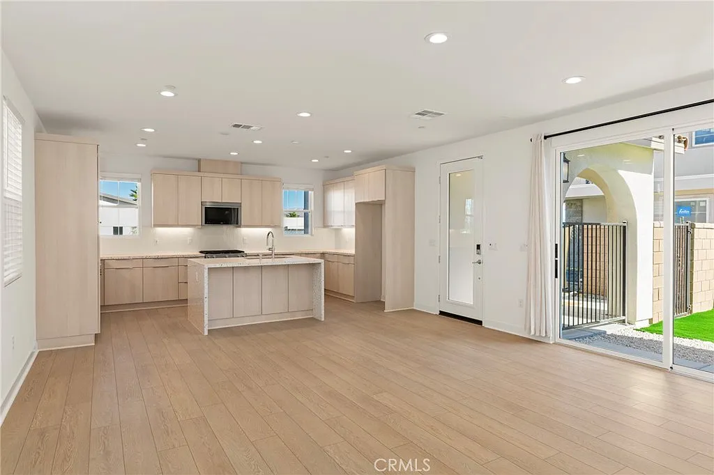 3 bed, 2.5 bath, 2004 sqft, $3,500 — Photo 2