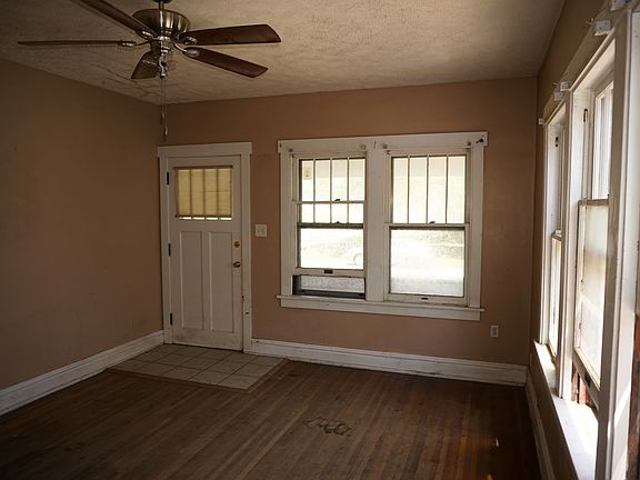 3rd image of 704 N Roosevelt Ave