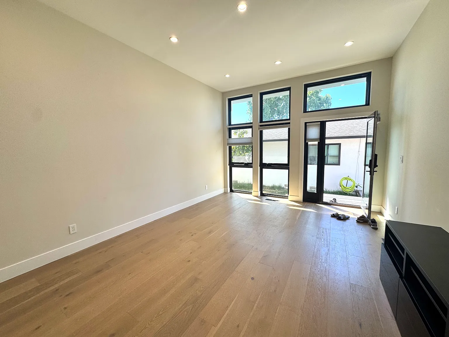 2 bed, 750 sqft, $3,300 — Photo 2