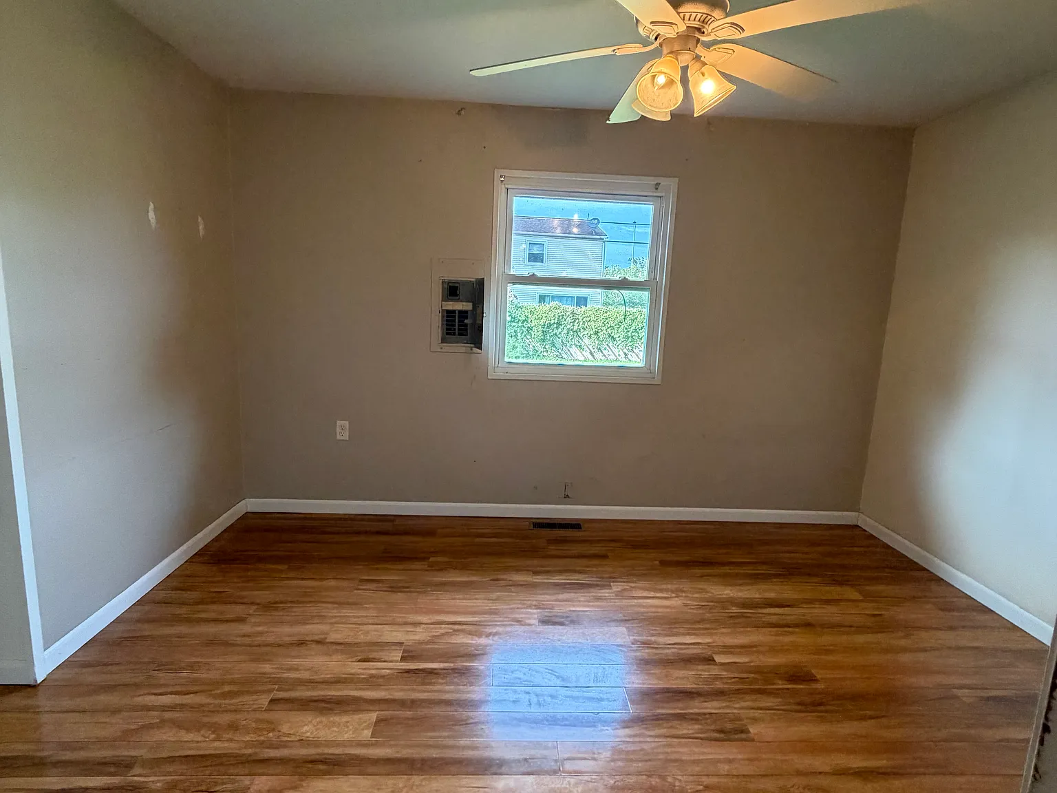 3 bed, 1280 sqft, $1,900 — Photo 2