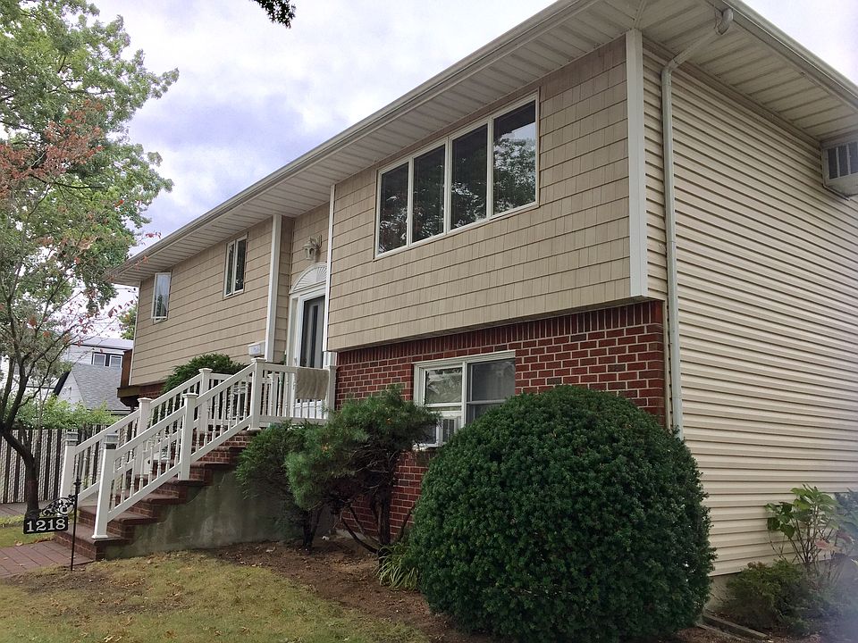Move in ready Raised Ranch 