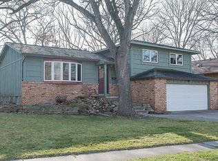 2363 Towne House Dr NE, Cedar Rapids, IA 52402