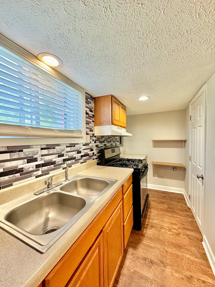 Building Photo - 443 Edgewood Dr #5