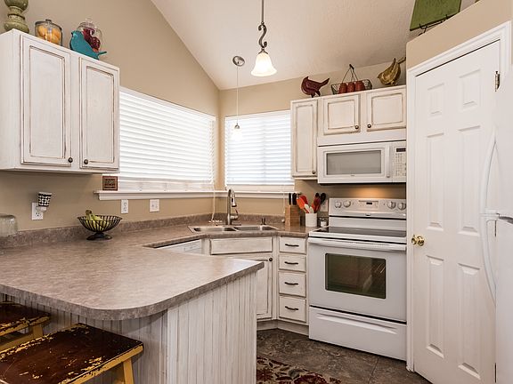3rd image of 6856 S Grand Valley Pl