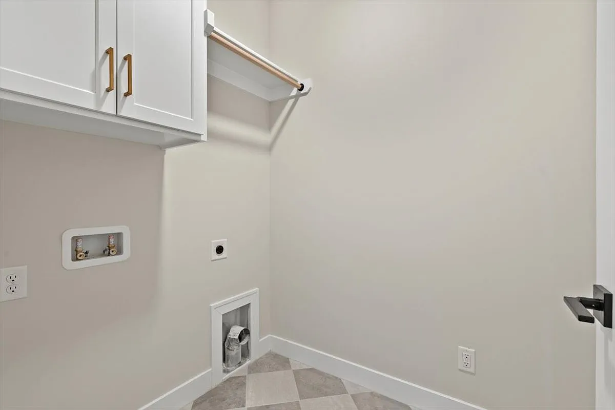 4 bed, 2673 sqft, $4,200 — Photo 3