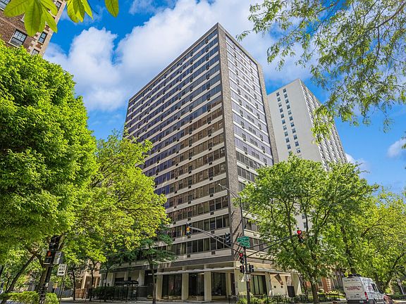 2nd image of 360 W Wellington Ave APT 2E