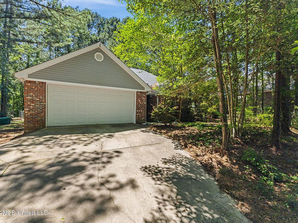 1st image of 28 Bedford Forrest Ln