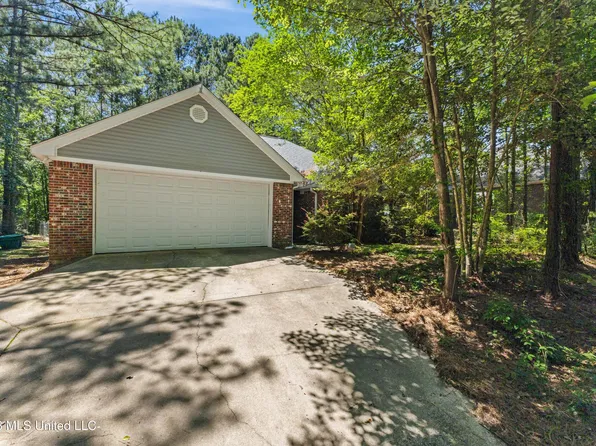 28 Bedford Forrest Ln, Hattiesburg, MS 39401