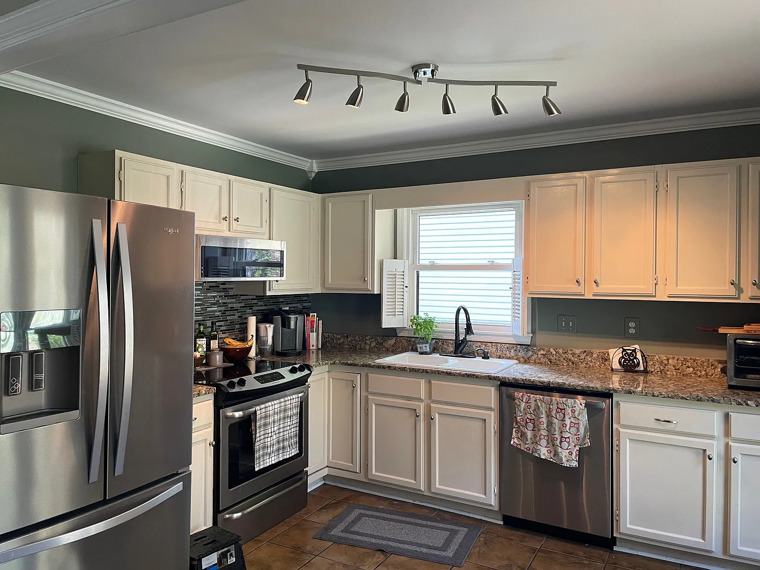 1655 Ashwood Ln — Photo 2