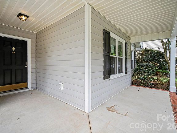 3rd image of 2732 Black Walnut Ln