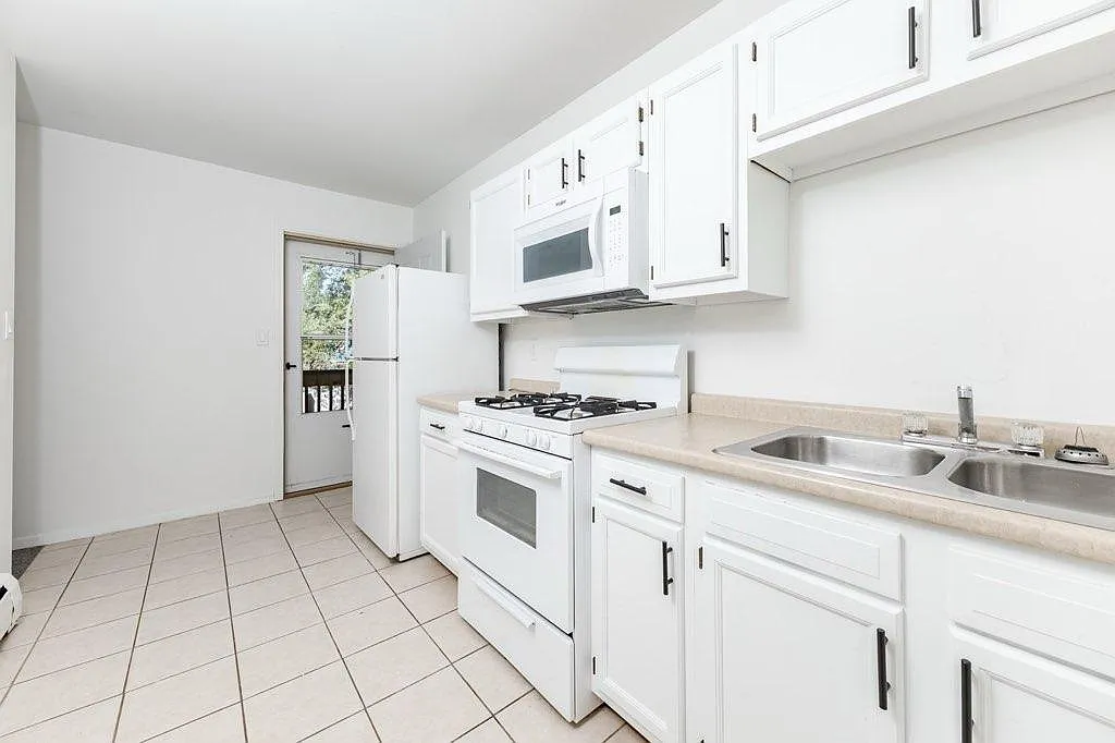 1004 Samantha St — Photo 2