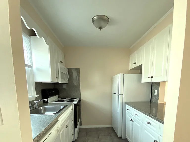 West Hill Apartments — Photo 3