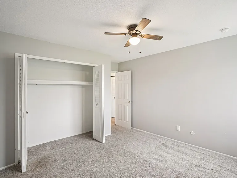 Hillcrest Club Apartments — Photo 32