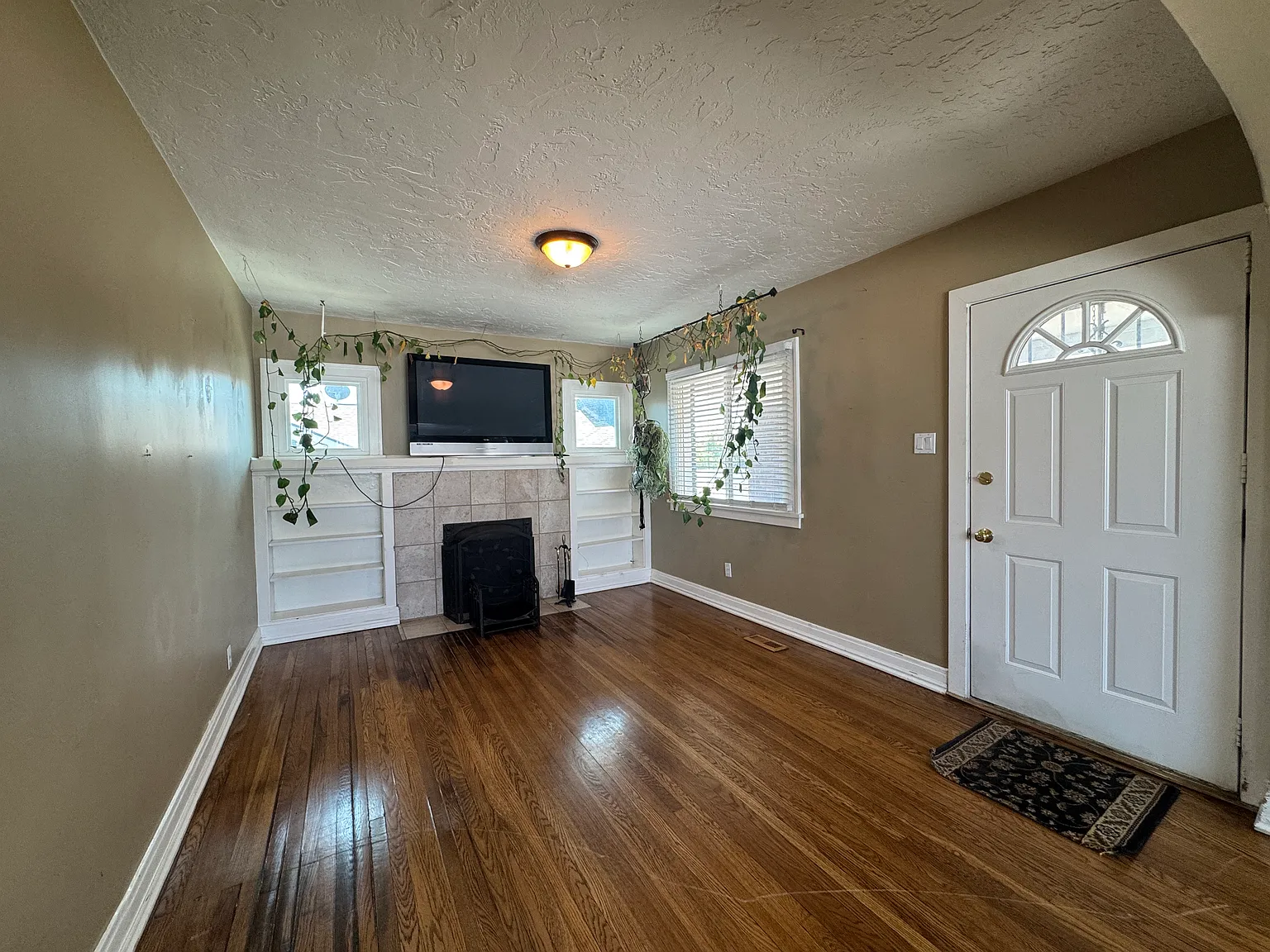 4 bed, 2200 sqft, $2,399 — Photo 2