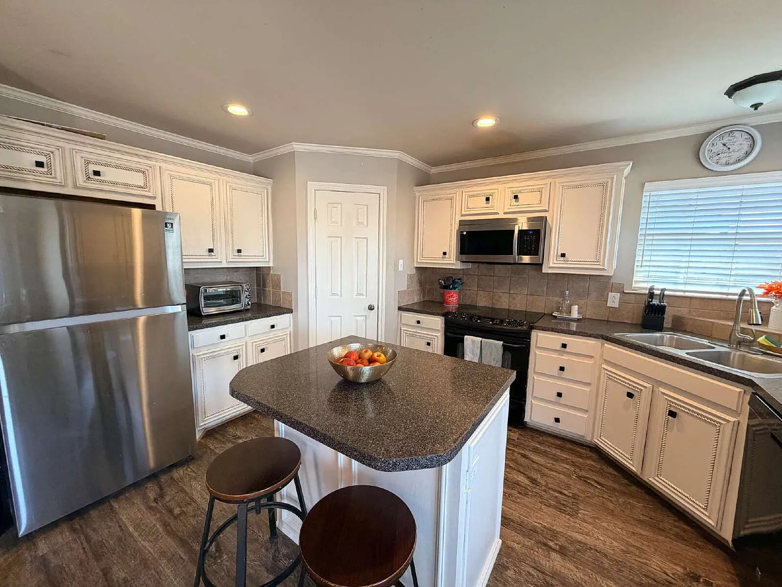 4 bed, 2.0 bath, 1845 sqft, $2,200 — Photo 3