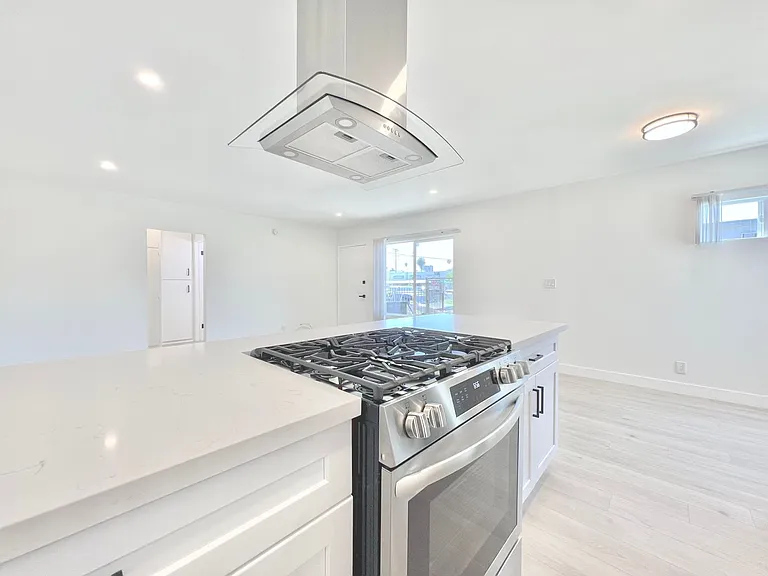 7305 Variel Avenue — Photo 2