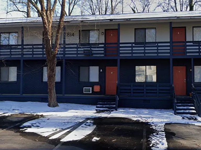 814 Creekside Dr — Photo 1