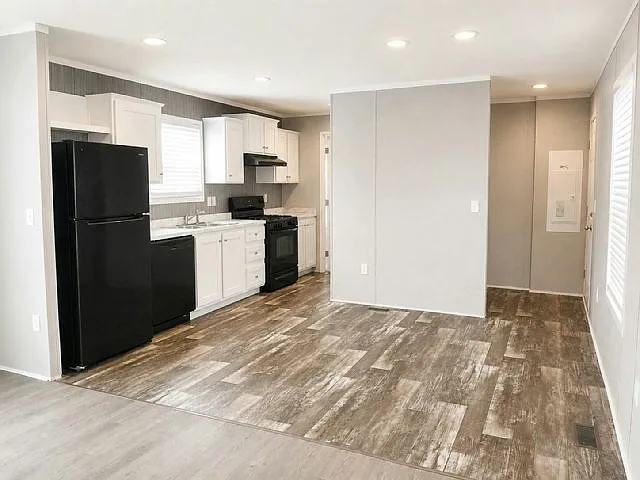 3 bed, 2.0 bath, 1056 sqft, $2,000 — Photo 3