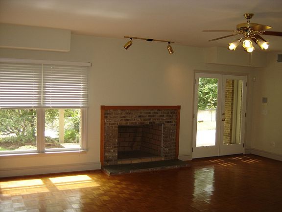 2nd image of 519 W Woodbury Ln