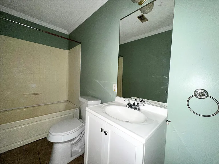 18143 Breezy Dr — Photo 33