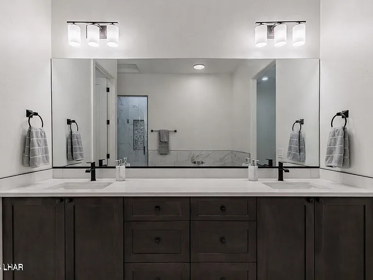 1631 E Laurel Dr — Photo 18