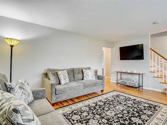 3rd image of 534 Seaman Ave
