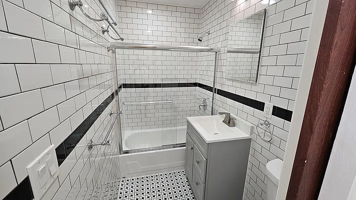 Rented by Manhattan Realty Group | media 18