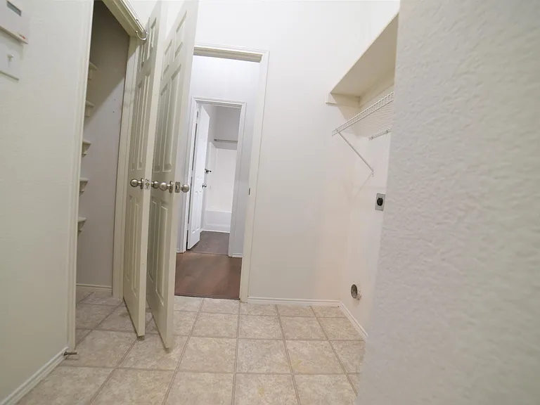 208 Meadow Lark Ln — Photo 10