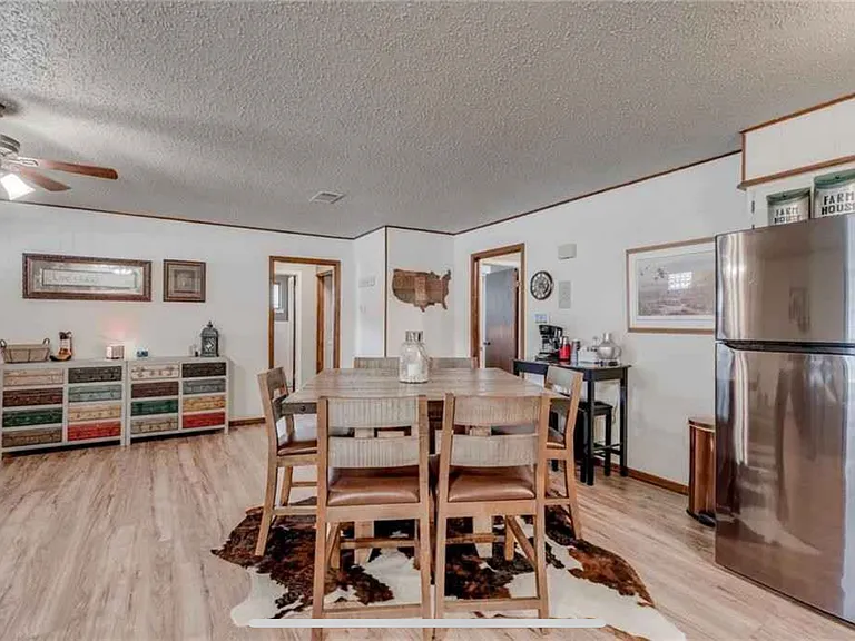 203 E Brier Ln — Photo 9
