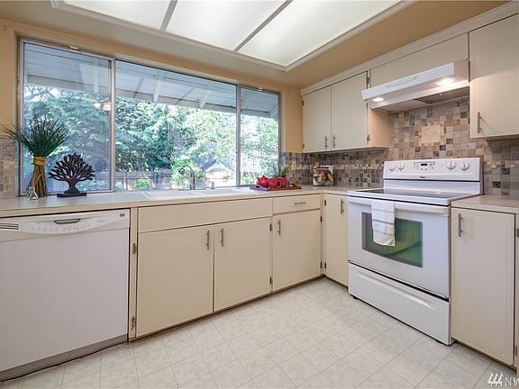 Kitchen with stone tile backsplash