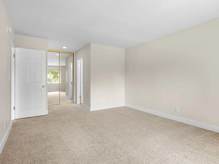 Lombardi Apartments — Photo 98