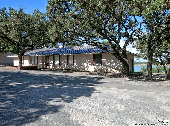 3rd image of 2056 Lakeland Dr