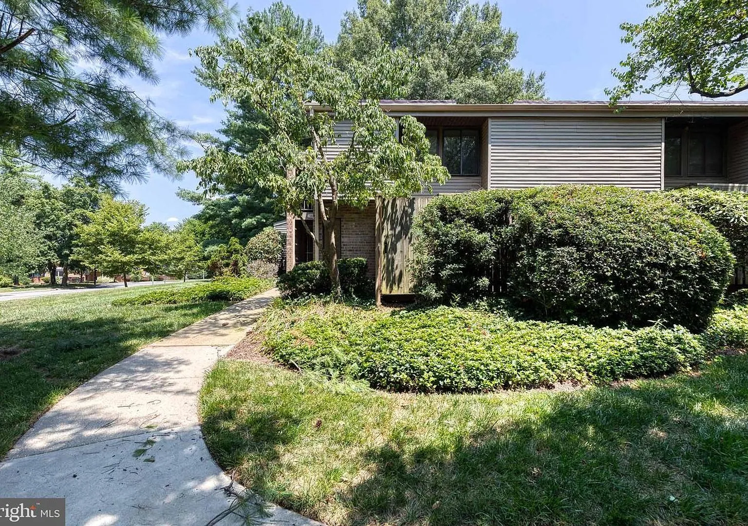 Welcome to Cross Fox Lane, a 3bd 2.5bth home in the lovely and sought after Wilde Lake community ... — Photo 2