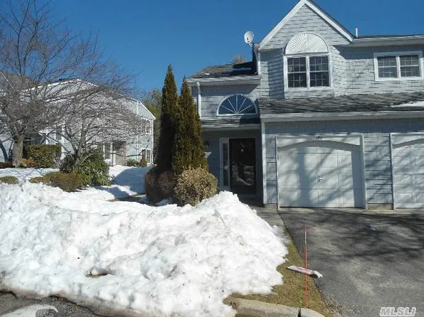 190 Lakebridge Dr N, Kings Park, NY 11754