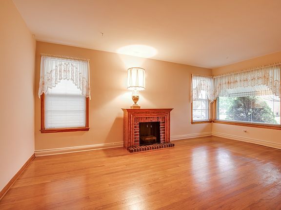 4th image of 3828 N Oconto Ave
