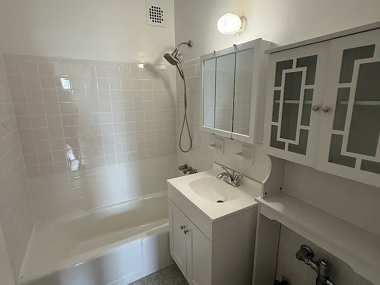 695 Yonkers Ave #1A — Photo 1