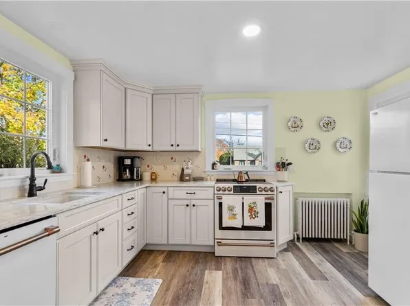 72 Kane Ave, Middletown, RI 02842