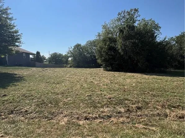N Hurley St, Peculiar, MO 64078