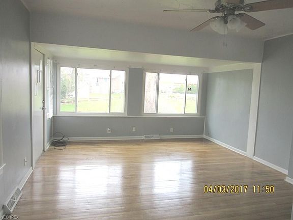 huge living rm w/ hardwood floors