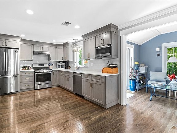 4th image of 109 Linden St
