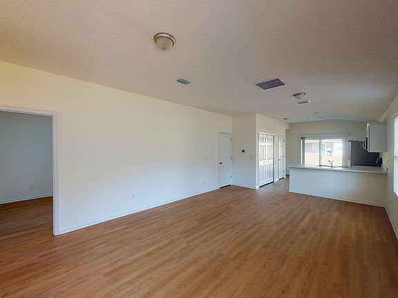 4th image of 902 Cove St