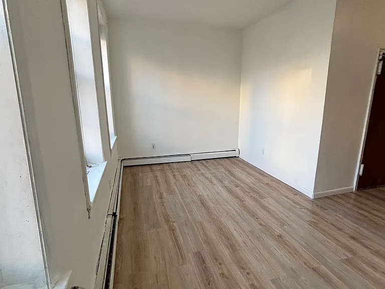 207 48th St #4 — Photo 1