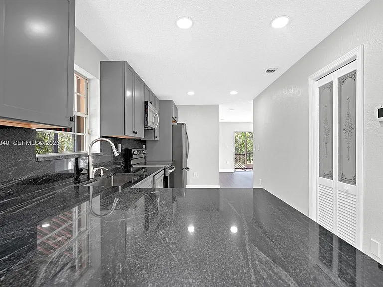 10065 NW 54th Ter — Photo 11
