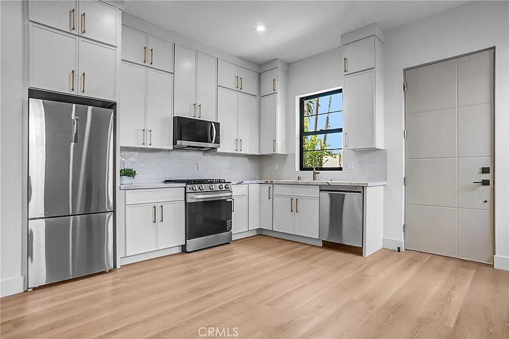 2 bed, 850 sqft, $3,495 — Photo 2