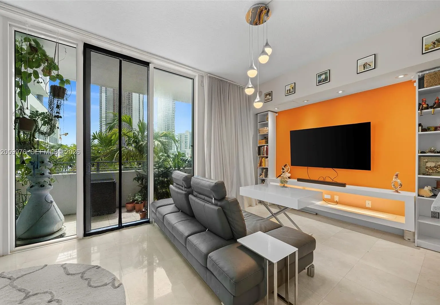 City 24 Condo — Photo 1