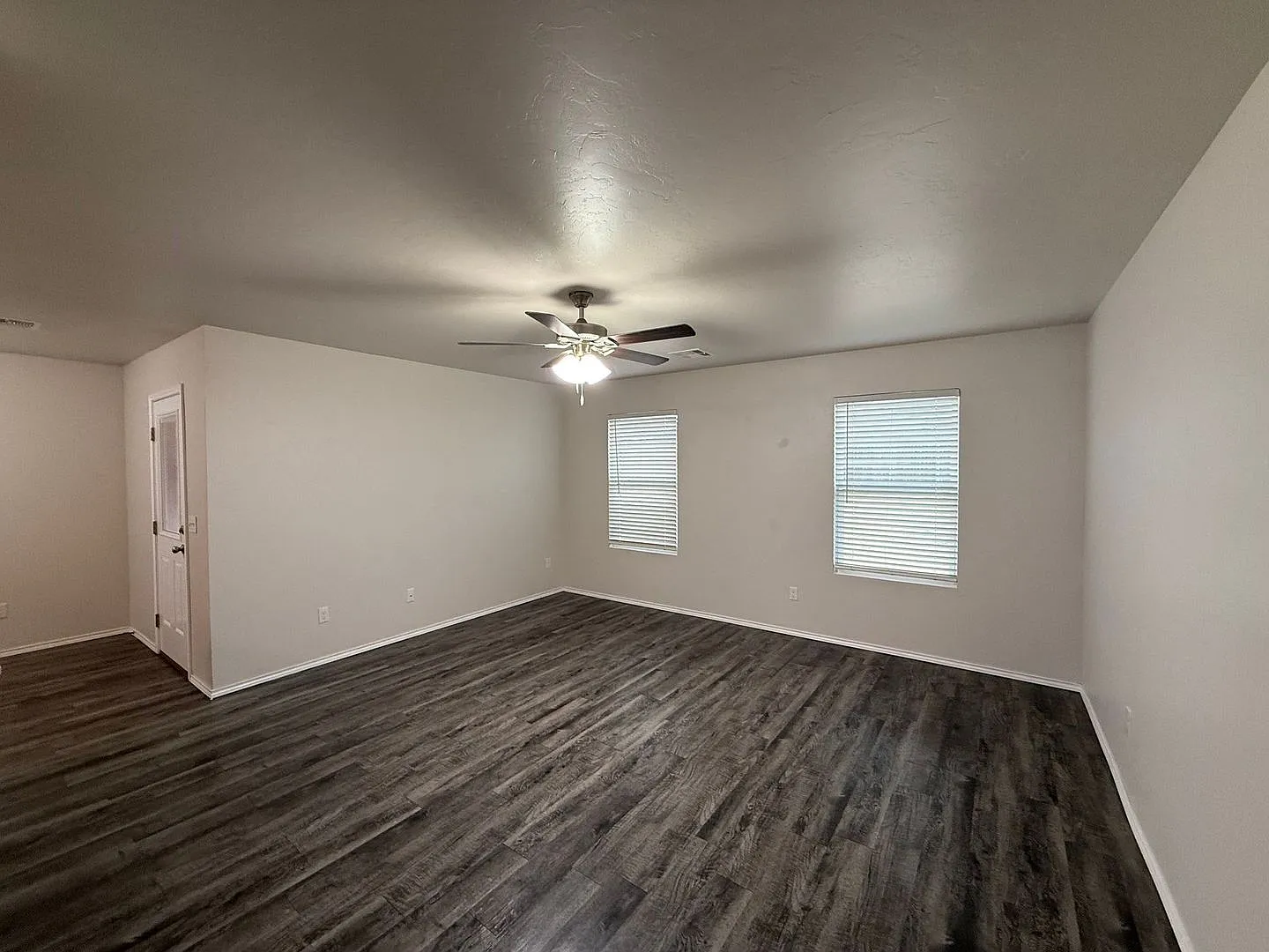 Beautiful Spacious 3 Bedroom Home in Mustang School District — Photo 2