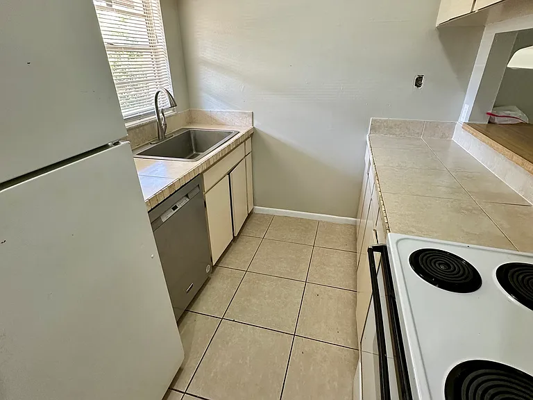 1109 E Rohe St #A — Photo 3