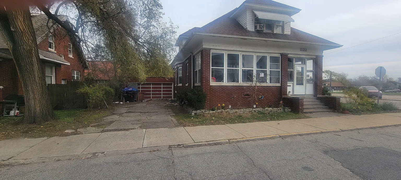 1122 Cedar St photo 1