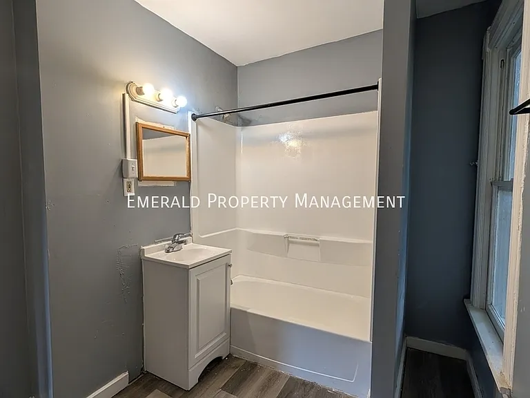 964 N Court St — Photo 12
