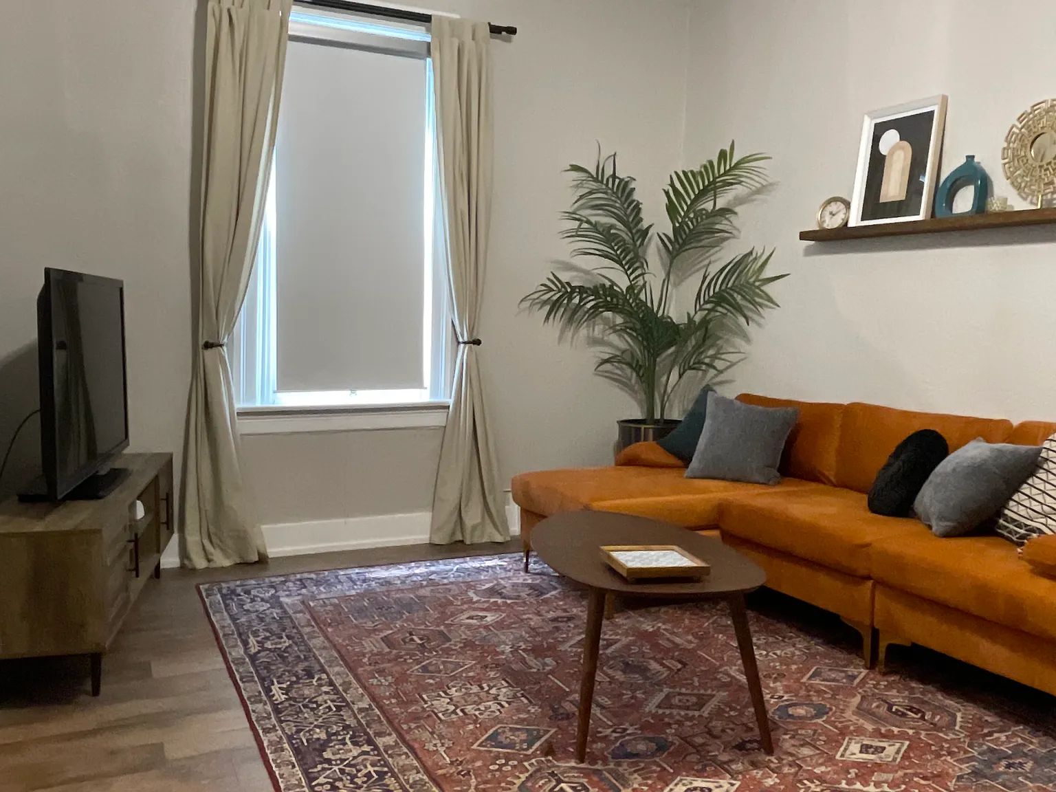 1 bed, 800 sqft, $2,100 — Photo 2